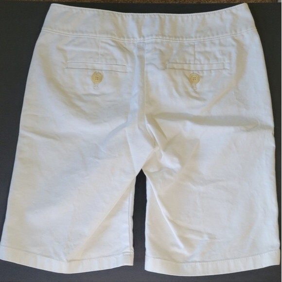 Ann Taylor Signature Fit white Bermuda shorts size 0 - Picture 2 of 5